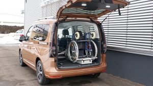 Der LADEBOY Kofferraum stehend ungefaltet im VW Caddy 5