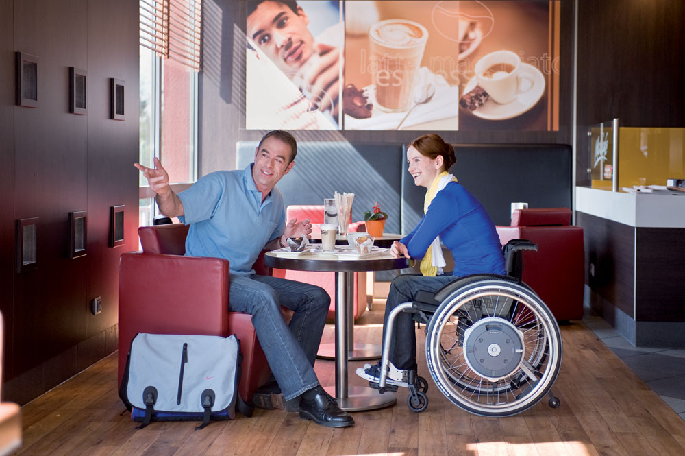 Paar mit Rollstuhl im Café